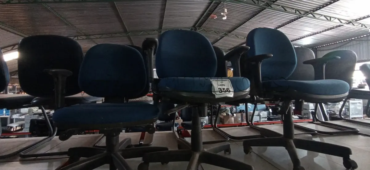 LOTE 356 - 03 CADEIRAS DE ESCRITÓRIO GIRATÓRIAS. (NO ESTADO) ATENÇÃO! FAZER A VISITAÇÃO ANTES DE ARREMATAR, NÃO SABEMOS SE FUNCIONA, LEILÃO NÃO TEM GARANTIA E NEM DEVOLUÇÃO, SUJEITO A POSSÍVEIS AVARIAS VISÍVEIS/OCULTAS E/OU AUSÊNCIA DE COMPONENTES.