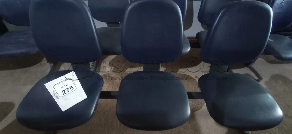 LOTE 275 - 01 CADEIRA TIPO LONGARINA DE 03 LUGARES. (NO ESTADO) ATENÇÃO! FAZER A VISITAÇÃO ANTES DE ARREMATAR, NÃO SABEMOS SE FUNCIONA, LEILÃO NÃO TEM GARANTIA E NEM DEVOLUÇÃO, SUJEITO A POSSÍVEIS AVARIAS VISÍVEIS/OCULTAS E/OU AUSÊNCIA DE COMPONENTES.