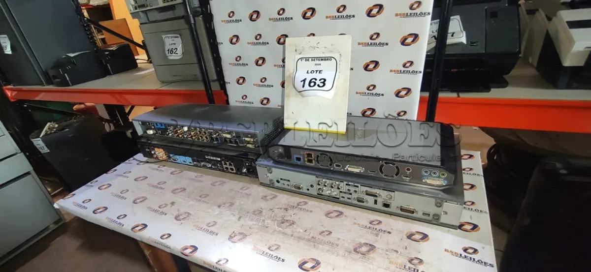 LOTE 163 - 02 APARELHOS DE VIDEOCONFERÊNCIA. (NO ESTADO) ATENÇÃO! FAZER A VISITAÇÃO ANTES DE ARREMATAR, NÃO SABEMOS SE FUNCIONA, LEILÃO NÃO TEM GARANTIA E NEM DEVOLUÇÃO, SUJEITO A POSSÍVEIS AVARIAS VISÍVEIS/OCULTAS E/OU AUSÊNCIA DE COMPONENTES.