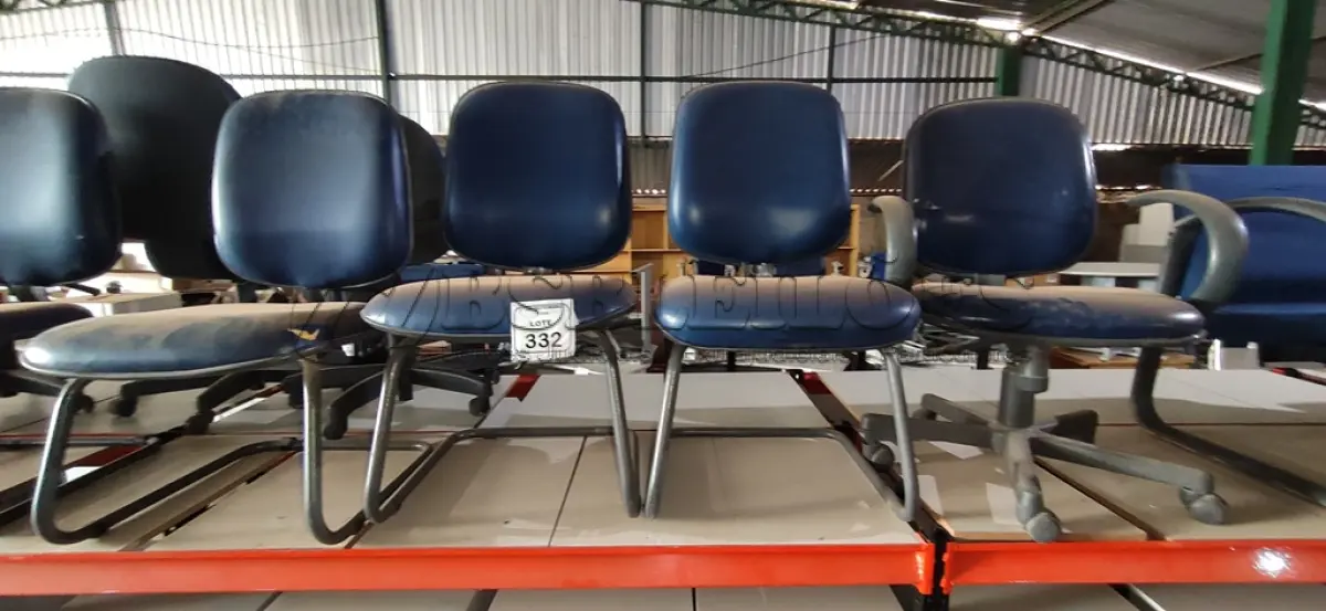 LOTE 332 - 03 CADEIRAS DE PÉS FIXOS E 01 CADEIRA GIRATÓRIA. (NO ESTADO) ATENÇÃO! FAZER A VISITAÇÃO ANTES DE ARREMATAR, NÃO SABEMOS SE FUNCIONA, LEILÃO NÃO TEM GARANTIA E NEM DEVOLUÇÃO, SUJEITO A POSSÍVEIS AVARIAS VISÍVEIS/OCULTAS E/OU AUSÊNCIA DE COMPONENTES.