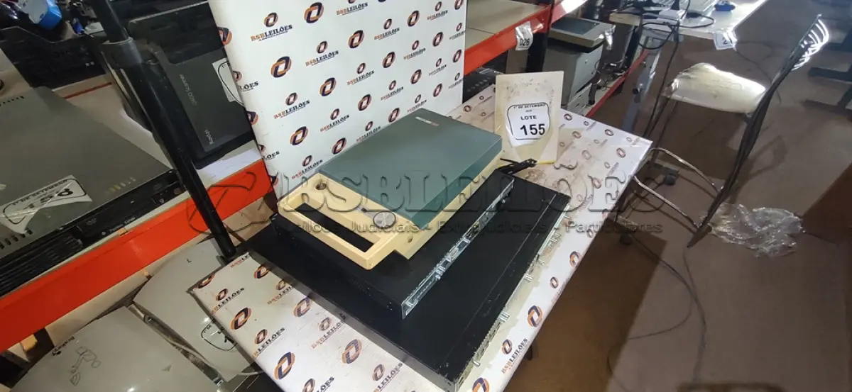 LOTE 155 - 01 VITROLA PORTÁTIL MARCA AIWA E 02 ROTEADORES EMPRESARIAIS MARCA CISCO. (NO ESTADO) ATENÇÃO! FAZER A VISITAÇÃO ANTES DE ARREMATAR, NÃO SABEMOS SE FUNCIONA, LEILÃO NÃO TEM GARANTIA E NEM DEVOLUÇÃO, SUJEITO A POSSÍVEIS AVARIAS VISÍVEIS/OCULTAS E/OU AUSÊNCIA DE COMPONENTES.