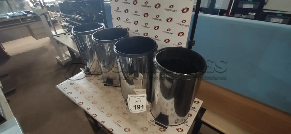 LOTE 191 - 04 LIXEIRAS EM INOX SEM TAMPA. (NO ESTADO) ATENÇÃO! FAZER A VISITAÇÃO ANTES DE ARREMATAR, NÃO SABEMOS SE FUNCIONA, LEILÃO NÃO TEM GARANTIA E NEM DEVOLUÇÃO, SUJEITO A POSSÍVEIS AVARIAS VISÍVEIS/OCULTAS E/OU AUSÊNCIA DE COMPONENTES.