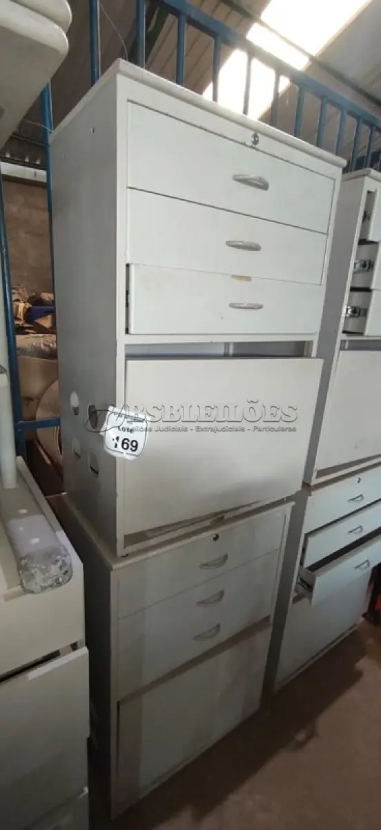 LOTE 169 - 02 ARMÁRIOS PEQUENOS COM 01 COMPARTIMENTO E 03 GAVETAS EM METAL E MADEIRA. (NO ESTADO) ATENÇÃO! FAZER A VISITAÇÃO ANTES DE ARREMATAR, NÃO SABEMOS SE FUNCIONA, LEILÃO NÃO TEM GARANTIA E NEM DEVOLUÇÃO, SUJEITO A POSSÍVEIS AVARIAS VISÍVEIS/OCULTAS E/OU AUSÊNCIA DE COMPONENTES.
