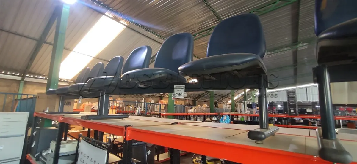 LOTE 146 - 01 CADEIRA TIPO LONGARINA DE 03 LUGARES. (NO ESTADO) ATENÇÃO! FAZER A VISITAÇÃO ANTES DE ARREMATAR, NÃO SABEMOS SE FUNCIONA, LEILÃO NÃO TEM GARANTIA E NEM DEVOLUÇÃO, SUJEITO A POSSÍVEIS AVARIAS VISÍVEIS/OCULTAS E/OU AUSÊNCIA DE COMPONENTES.