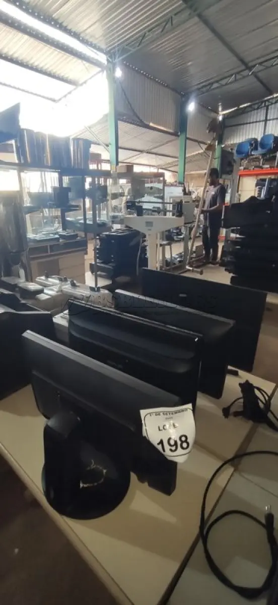 LOTE 198 - 04 MONITORES DE MARCAS E MODELOS DIVERSOS. (NO ESTADO) ATENÇÃO! FAZER A VISITAÇÃO ANTES DE ARREMATAR, NÃO SABEMOS SE FUNCIONA, LEILÃO NÃO TEM GARANTIA E NEM DEVOLUÇÃO, SUJEITO A POSSÍVEIS AVARIAS VISÍVEIS/OCULTAS E/OU AUSÊNCIA DE COMPONENTES.