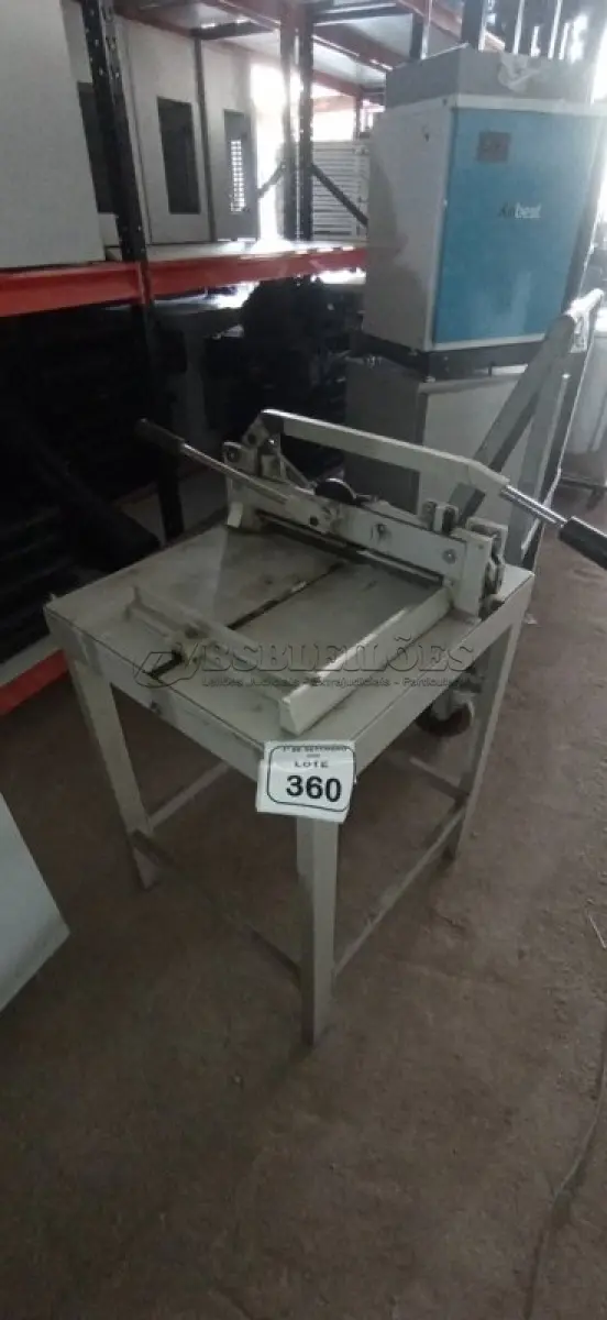 LOTE 360 - 01 GUILHOTINA INDUSTRIAL. (NO ESTADO) ATENÇÃO! FAZER A VISITAÇÃO ANTES DE ARREMATAR, NÃO SABEMOS SE FUNCIONA, LEILÃO NÃO TEM GARANTIA E NEM DEVOLUÇÃO, SUJEITO A POSSÍVEIS AVARIAS VISÍVEIS/OCULTAS E/OU AUSÊNCIA DE COMPONENTES.