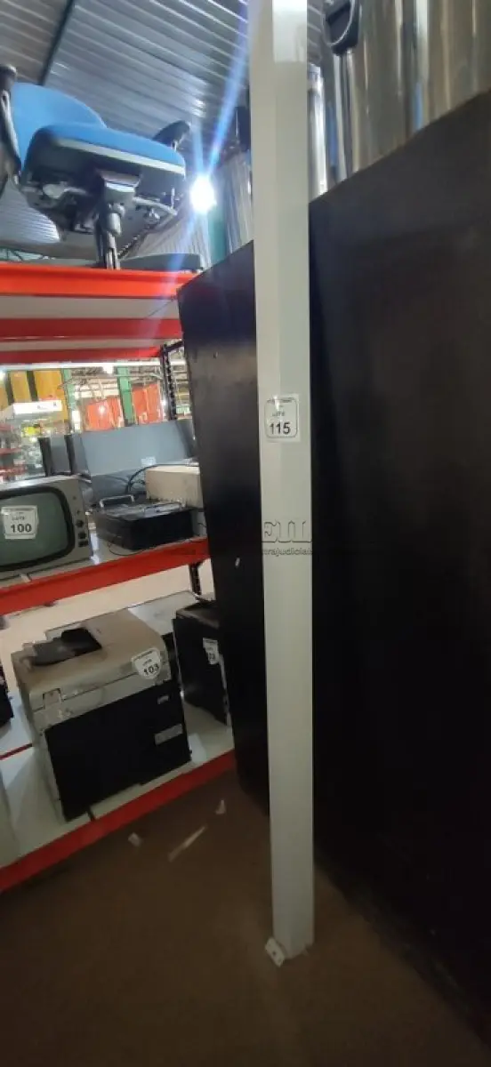 LOTE 115 - 01 TELA DE PROJEÇÃO RETRÁTIL. (NO ESTADO) ATENÇÃO! FAZER A VISITAÇÃO ANTES DE ARREMATAR, NÃO SABEMOS SE FUNCIONA, LEILÃO NÃO TEM GARANTIA E NEM DEVOLUÇÃO, SUJEITO A POSSÍVEIS AVARIAS VISÍVEIS/OCULTAS E/OU AUSÊNCIA DE COMPONENTES.