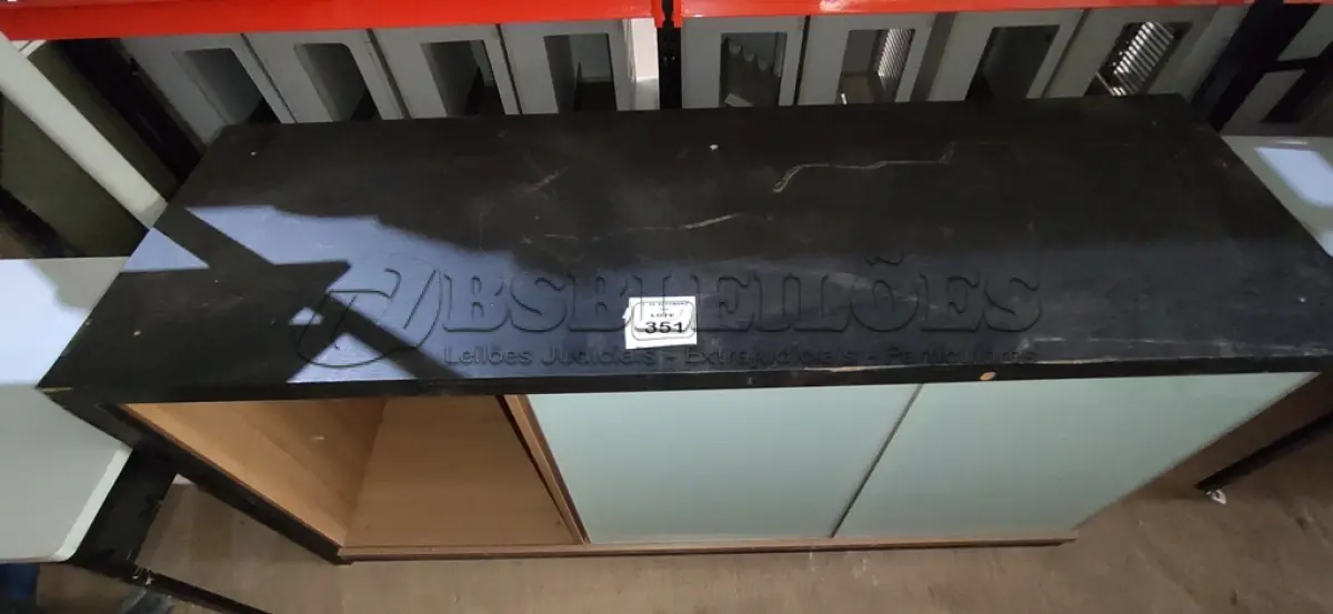 LOTE 351 - 01 ARMÁRIO EM MADEIRA COM 02 PORTAS EM VIDRO E 01 COMPARTIMENTO DE 0,95X2,00X0,65CM. (NO ESTADO) ATENÇÃO! FAZER A VISITAÇÃO ANTES DE ARREMATAR, NÃO SABEMOS SE FUNCIONA, LEILÃO NÃO TEM GARANTIA E NEM DEVOLUÇÃO, SUJEITO A POSSÍVEIS AVARIAS VISÍVEIS/OCULTAS E/OU AUSÊNCIA DE COMPONENTES.