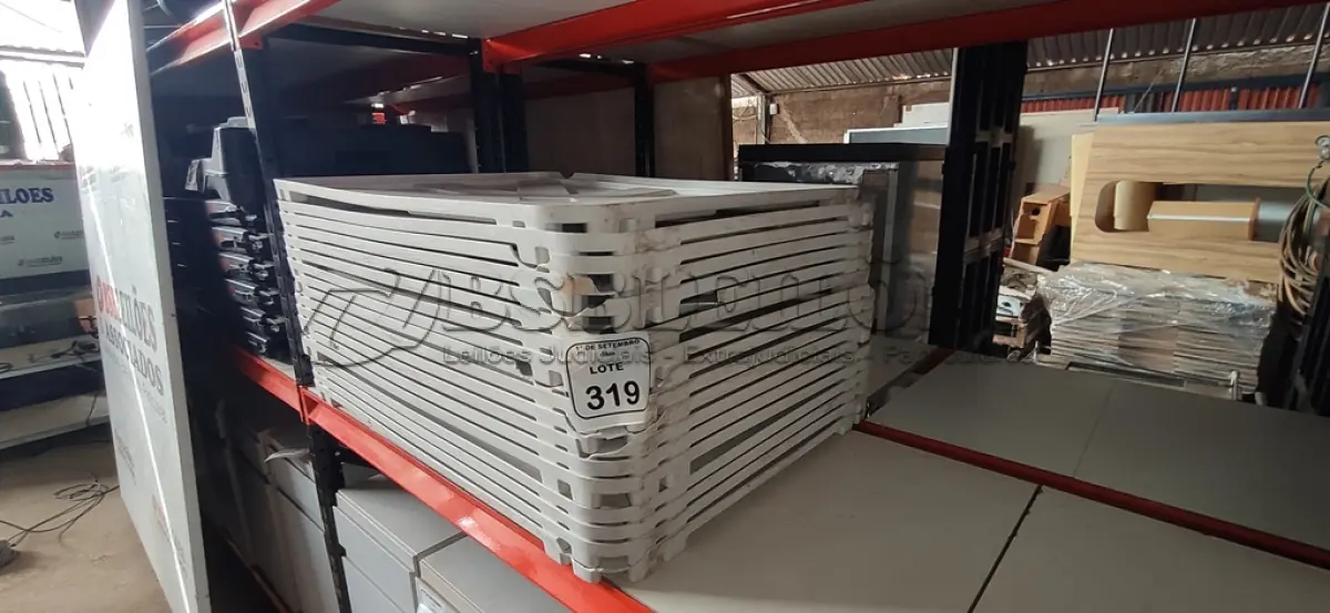 LOTE 319 - 18 TAMPAS DE PLÁSTICO PARA LIXEIRAS DE 1,00X0,70CM. (NO ESTADO) ATENÇÃO! FAZER A VISITAÇÃO ANTES DE ARREMATAR, NÃO SABEMOS SE FUNCIONA, LEILÃO NÃO TEM GARANTIA E NEM DEVOLUÇÃO, SUJEITO A POSSÍVEIS AVARIAS VISÍVEIS/OCULTAS E/OU AUSÊNCIA DE COMPONENTES.