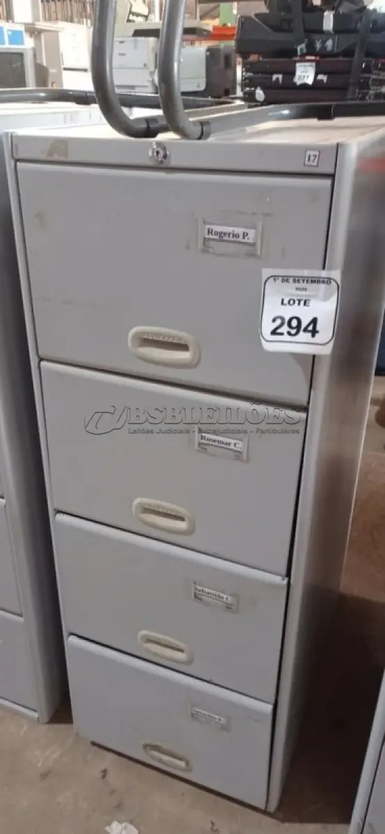 LOTE 294 - 01 ARQUIVO COM 04 GAVETAS EM AÇO. (NO ESTADO) ATENÇÃO! FAZER A VISITAÇÃO ANTES DE ARREMATAR, NÃO SABEMOS SE FUNCIONA, LEILÃO NÃO TEM GARANTIA E NEM DEVOLUÇÃO, SUJEITO A POSSÍVEIS AVARIAS VISÍVEIS/OCULTAS E/OU AUSÊNCIA DE COMPONENTES.
