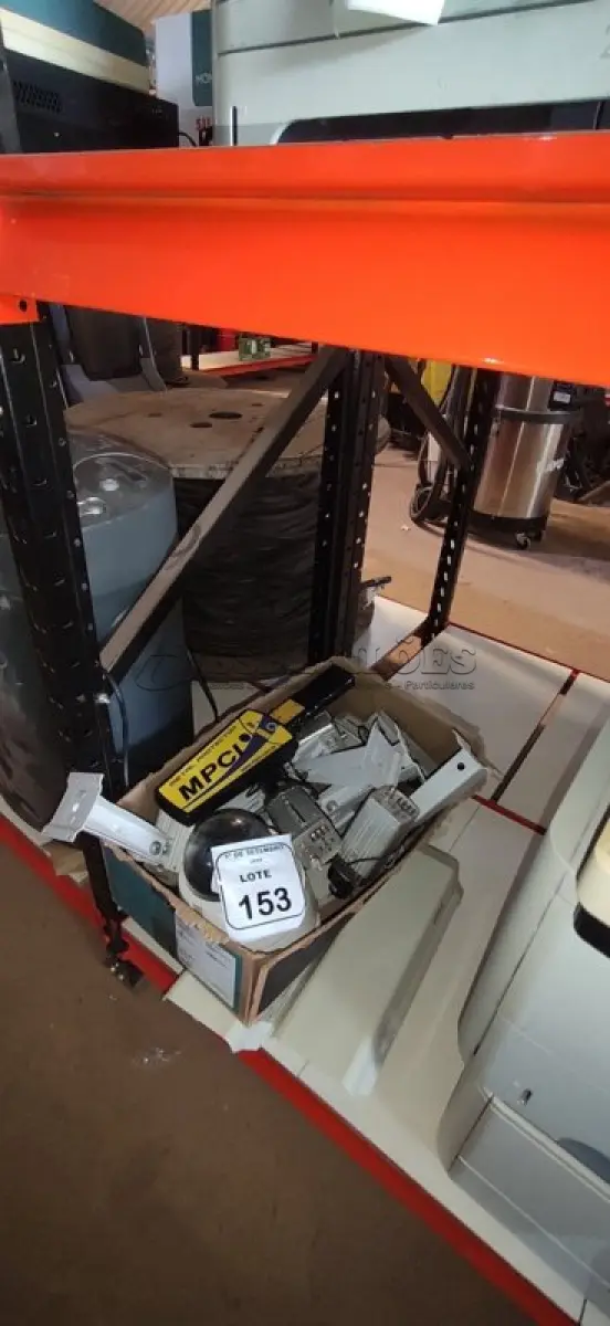 LOTE 153 - 04 CAIXAS DE PROTEÇÃO PARA CÂMERAS DE SEGURANÇA, 10 CÂMERAS DE SEGURANÇA E 01 DETECTOR DE METAL. (NO ESTADO) ATENÇÃO! FAZER A VISITAÇÃO ANTES DE ARREMATAR, NÃO SABEMOS SE FUNCIONA, LEILÃO NÃO TEM GARANTIA E NEM DEVOLUÇÃO, SUJEITO A POSSÍVEIS AVARIAS VISÍVEIS/OCULTAS E/OU AUSÊNCIA DE COMPONENTES.