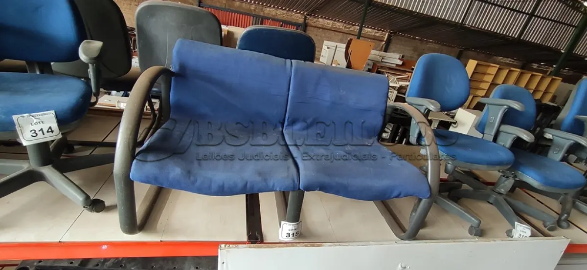 LOTE 315 - 01 POLTRONA DE 02 LUGARES. (NO ESTADO) ATENÇÃO! FAZER A VISITAÇÃO ANTES DE ARREMATAR, NÃO SABEMOS SE FUNCIONA, LEILÃO NÃO TEM GARANTIA E NEM DEVOLUÇÃO, SUJEITO A POSSÍVEIS AVARIAS VISÍVEIS/OCULTAS E/OU AUSÊNCIA DE COMPONENTES.
