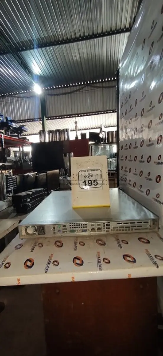 LOTE 195 - 01 SERVIDOR MARCA ITAUTEC. (NO ESTADO) ATENÇÃO! FAZER A VISITAÇÃO ANTES DE ARREMATAR, NÃO SABEMOS SE FUNCIONA, LEILÃO NÃO TEM GARANTIA E NEM DEVOLUÇÃO, SUJEITO A POSSÍVEIS AVARIAS VISÍVEIS/OCULTAS E/OU AUSÊNCIA DE COMPONENTES.