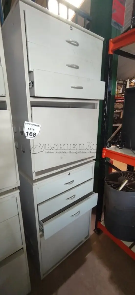 LOTE 168 - 02 ARMÁRIOS PEQUENOS COM 01 COMPARTIMENTO E 03 GAVETAS EM METAL E MADEIRA. (NO ESTADO) ATENÇÃO! FAZER A VISITAÇÃO ANTES DE ARREMATAR, NÃO SABEMOS SE FUNCIONA, LEILÃO NÃO TEM GARANTIA E NEM DEVOLUÇÃO, SUJEITO A POSSÍVEIS AVARIAS VISÍVEIS/OCULTAS E/OU AUSÊNCIA DE COMPONENTES.