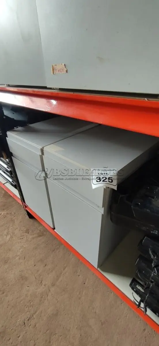LOTE 325 - 02 ARMÁRIOS BAIXOS COM 01 GAVETA E 01 COMPARTIMENTO PARA CPU. (NO ESTADO) ATENÇÃO! FAZER A VISITAÇÃO ANTES DE ARREMATAR, NÃO SABEMOS SE FUNCIONA, LEILÃO NÃO TEM GARANTIA E NEM DEVOLUÇÃO, SUJEITO A POSSÍVEIS AVARIAS VISÍVEIS/OCULTAS E/OU AUSÊNCIA DE COMPONENTES.