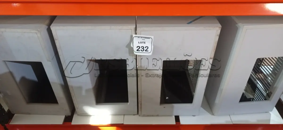 LOTE 232 - 04 ARMÁRIOS BAIXOS COM 01 GAVETA E 01 COMPARTIMENTO PARA CPU. (NO ESTADO) ATENÇÃO! FAZER A VISITAÇÃO ANTES DE ARREMATAR, NÃO SABEMOS SE FUNCIONA, LEILÃO NÃO TEM GARANTIA E NEM DEVOLUÇÃO, SUJEITO A POSSÍVEIS AVARIAS VISÍVEIS/OCULTAS E/OU AUSÊNCIA DE COMPONENTES.