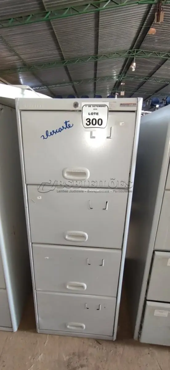 LOTE 300 - 01 ARQUIVO COM 04 GAVETAS EM AÇO. (NO ESTADO) ATENÇÃO! FAZER A VISITAÇÃO ANTES DE ARREMATAR, NÃO SABEMOS SE FUNCIONA, LEILÃO NÃO TEM GARANTIA E NEM DEVOLUÇÃO, SUJEITO A POSSÍVEIS AVARIAS VISÍVEIS/OCULTAS E/OU AUSÊNCIA DE COMPONENTES.