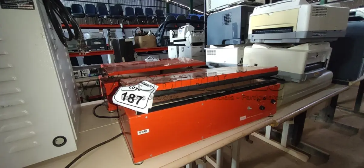 LOTE 187 - 01 SELADORA TÉRMICA MARCA MSE. (NO ESTADO) ATENÇÃO! FAZER A VISITAÇÃO ANTES DE ARREMATAR, NÃO SABEMOS SE FUNCIONA, LEILÃO NÃO TEM GARANTIA E NEM DEVOLUÇÃO, SUJEITO A POSSÍVEIS AVARIAS VISÍVEIS/OCULTAS E/OU AUSÊNCIA DE COMPONENTES.