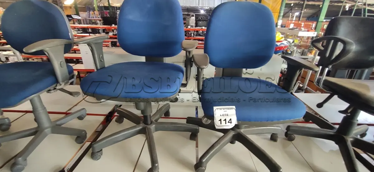 LOTE 114 - 02 CADEIRAS DE ESCRITÓRIO GIRATÓRIAS. (NO ESTADO) ATENÇÃO! FAZER A VISITAÇÃO ANTES DE ARREMATAR, NÃO SABEMOS SE FUNCIONA, LEILÃO NÃO TEM GARANTIA E NEM DEVOLUÇÃO, SUJEITO A POSSÍVEIS AVARIAS VISÍVEIS/OCULTAS E/OU AUSÊNCIA DE COMPONENTES.