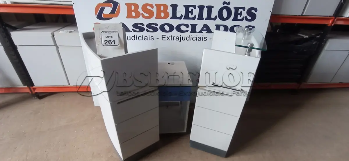 LOTE 261 - 02 BALCÕES DE ATENDIMENTO E 01 ARMÁRIO PEQUENO COM 01 GAVETA E 01 COMPARTIMENTO PARA CPU. (NO ESTADO) ATENÇÃO! FAZER A VISITAÇÃO ANTES DE ARREMATAR, NÃO SABEMOS SE FUNCIONA, LEILÃO NÃO TEM GARANTIA E NEM DEVOLUÇÃO, SUJEITO A POSSÍVEIS AVARIAS VISÍVEIS/OCULTAS E/OU AUSÊNCIA DE COMPONENTES.