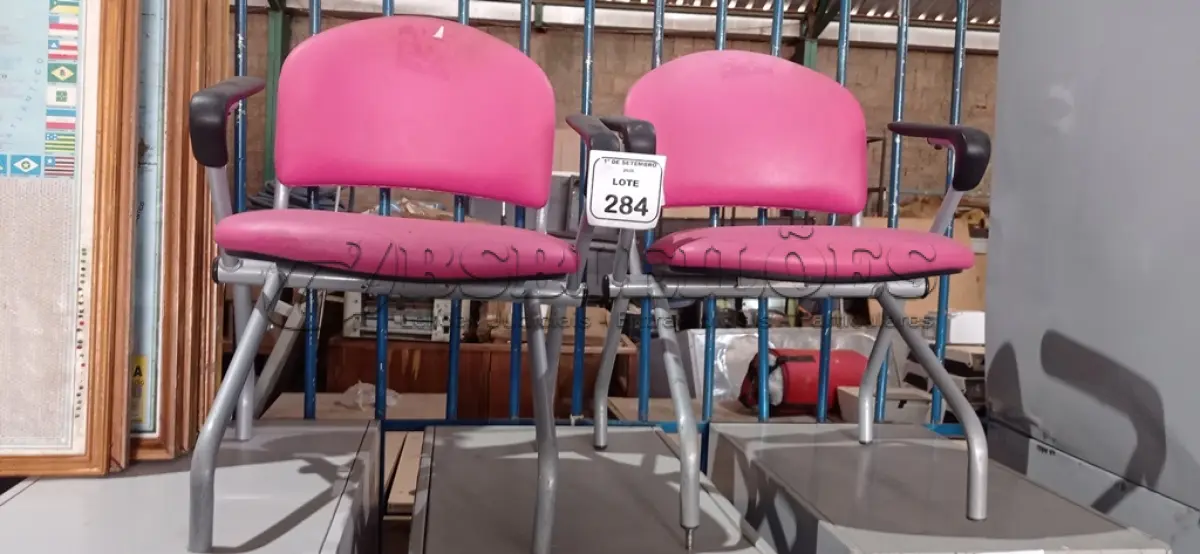 LOTE 284 - 02 CADEIRAS COM ASSENTO DOBRÁVEL NA COR ROSA. (NO ESTADO) ATENÇÃO! FAZER A VISITAÇÃO ANTES DE ARREMATAR, NÃO SABEMOS SE FUNCIONA, LEILÃO NÃO TEM GARANTIA E NEM DEVOLUÇÃO, SUJEITO A POSSÍVEIS AVARIAS VISÍVEIS/OCULTAS E/OU AUSÊNCIA DE COMPONENTES.