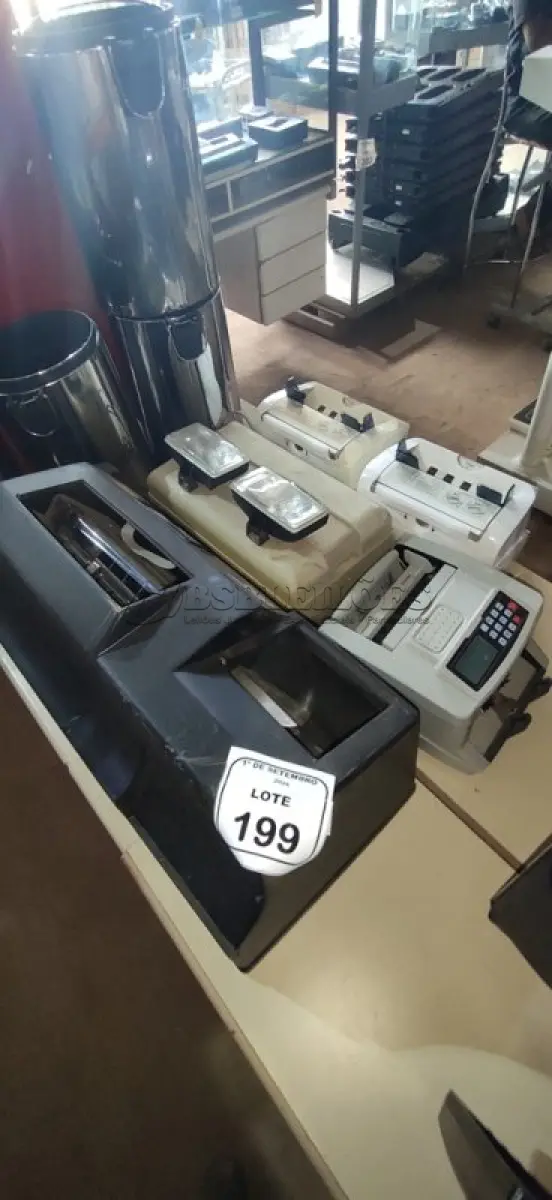 LOTE 199 - 01 LUMINÁRIA DE EMERGÊNCIA MARCA AUREONLUX, 01 MÁQUINA DE CONTAR MOEDAS E 03 MÁQUINAS DE CONTAR CÉDULAS DE MARCAS E MODELOS DIVERSOS. (NO ESTADO) ATENÇÃO! FAZER A VISITAÇÃO ANTES DE ARREMATAR, NÃO SABEMOS SE FUNCIONA, LEILÃO NÃO TEM GARANTIA E NEM DEVOLUÇÃO, SUJEITO A POSSÍVEIS AVARIAS VISÍVEIS/OCULTAS E/OU AUSÊNCIA DE COMPONENTES.