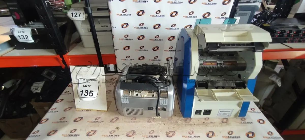 LOTE 135 - 02 MÁQUINAS DE CONTAR CÉDULAS. (NO ESTADO) ATENÇÃO! FAZER A VISITAÇÃO ANTES DE ARREMATAR, NÃO SABEMOS SE FUNCIONA, LEILÃO NÃO TEM GARANTIA E NEM DEVOLUÇÃO, SUJEITO A POSSÍVEIS AVARIAS VISÍVEIS/OCULTAS E/OU AUSÊNCIA DE COMPONENTES.