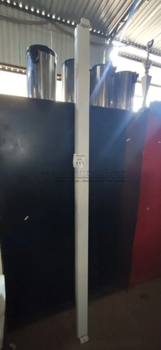 LOTE 115 - 01 TELA DE PROJEÇÃO RETRÁTIL. (NO ESTADO) ATENÇÃO! FAZER A VISITAÇÃO ANTES DE ARREMATAR, NÃO SABEMOS SE FUNCIONA, LEILÃO NÃO TEM GARANTIA E NEM DEVOLUÇÃO, SUJEITO A POSSÍVEIS AVARIAS VISÍVEIS/OCULTAS E/OU AUSÊNCIA DE COMPONENTES.