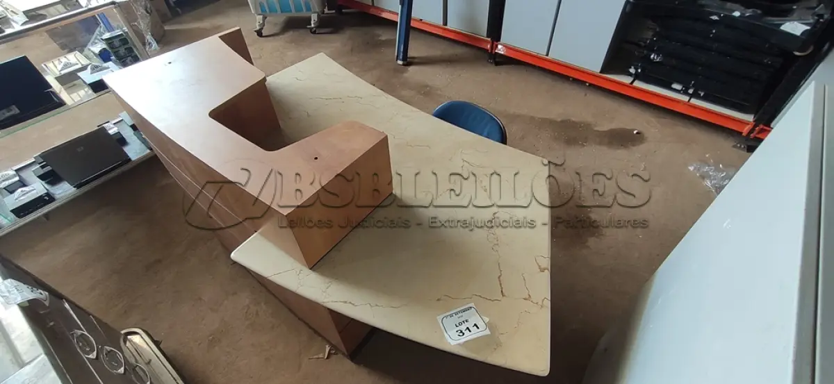LOTE 311 - 01 BALCÃO DE RECEPÇÃO EM MADEIRA E PEDRA E 01 CADEIRA DE ESCRITÓRIO GIRATÓRIA. (NO ESTADO) ATENÇÃO! FAZER A VISITAÇÃO ANTES DE ARREMATAR, NÃO SABEMOS SE FUNCIONA, LEILÃO NÃO TEM GARANTIA E NEM DEVOLUÇÃO, SUJEITO A POSSÍVEIS AVARIAS VISÍVEIS/OCULTAS E/OU AUSÊNCIA DE COMPONENTES.
