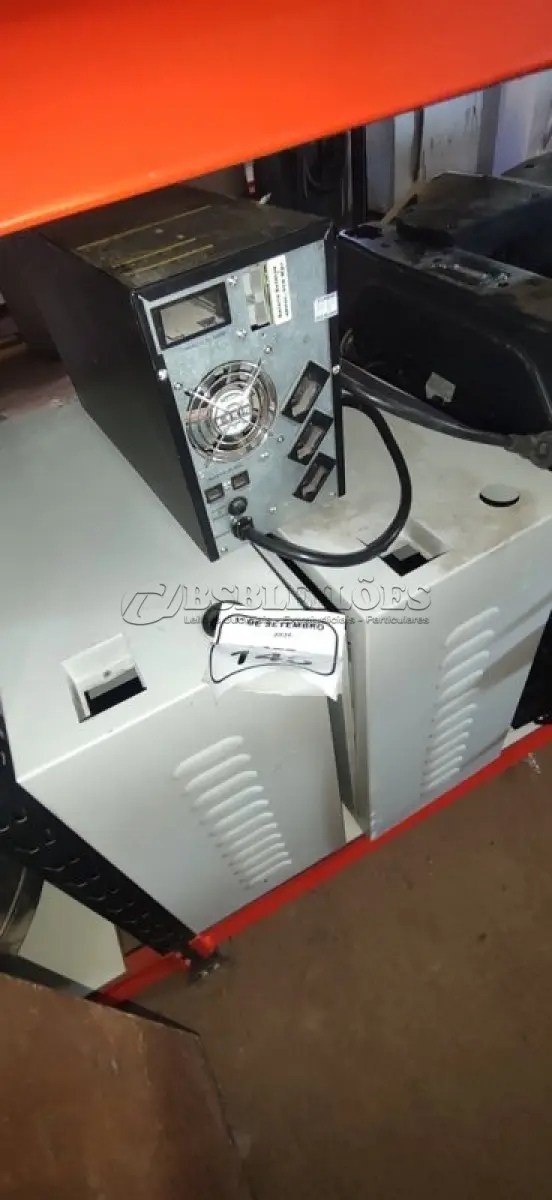 LOTE 145 - 01 NOBREAK E 02 BANCOS DE BATERIAS. (NO ESTADO) ATENÇÃO! FAZER A VISITAÇÃO ANTES DE ARREMATAR, NÃO SABEMOS SE FUNCIONA, LEILÃO NÃO TEM GARANTIA E NEM DEVOLUÇÃO, SUJEITO A POSSÍVEIS AVARIAS VISÍVEIS/OCULTAS E/OU AUSÊNCIA DE COMPONENTES.