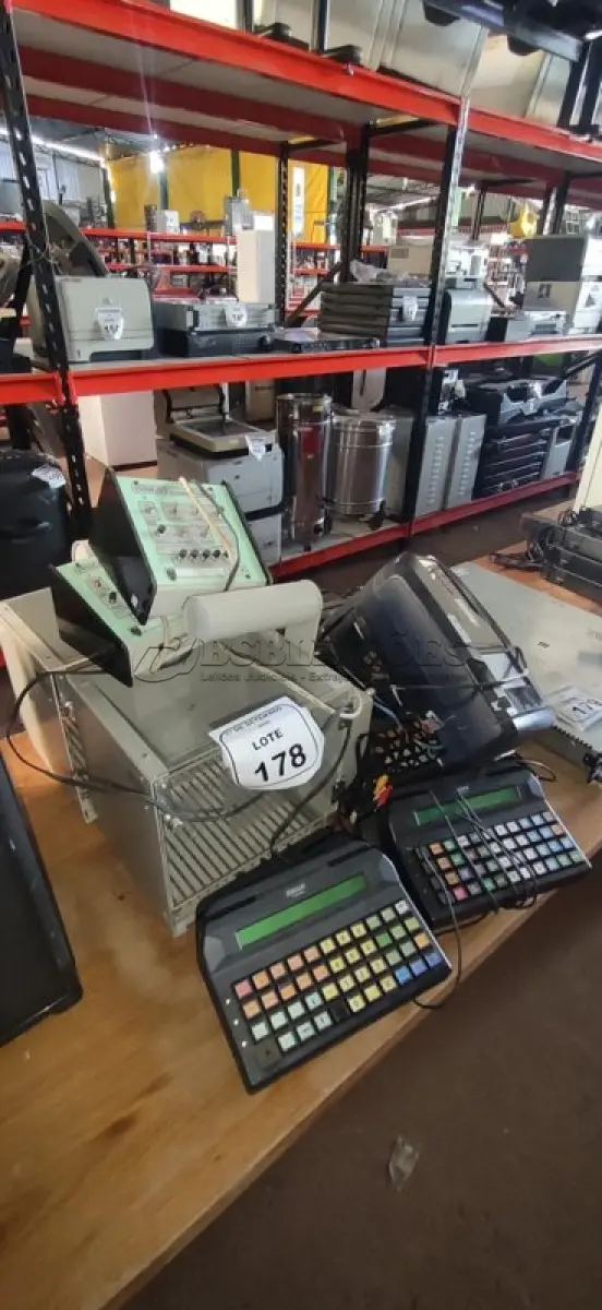 LOTE 178 - 11 TECLADOS SMAK SKO-44, 02 CAIXAS DE CONDICIONAMENTO ANIMAL E 01 RELÓGIO DE PONTO. (NO ESTADO) ATENÇÃO! FAZER A VISITAÇÃO ANTES DE ARREMATAR, NÃO SABEMOS SE FUNCIONA, LEILÃO NÃO TEM GARANTIA E NEM DEVOLUÇÃO, SUJEITO A POSSÍVEIS AVARIAS VISÍVEIS/OCULTAS E/OU AUSÊNCIA DE COMPONENTES.