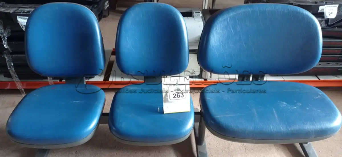 LOTE 263 - 01 CADEIRA TIPO LONGARINA DE 03 LUGARES. (NO ESTADO) ATENÇÃO! FAZER A VISITAÇÃO ANTES DE ARREMATAR, NÃO SABEMOS SE FUNCIONA, LEILÃO NÃO TEM GARANTIA E NEM DEVOLUÇÃO, SUJEITO A POSSÍVEIS AVARIAS VISÍVEIS/OCULTAS E/OU AUSÊNCIA DE COMPONENTES.