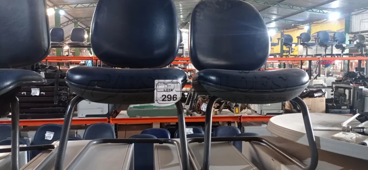LOTE 296 - 02 CADEIRAS DE PÉS FIXOS. (NO ESTADO) ATENÇÃO! FAZER A VISITAÇÃO ANTES DE ARREMATAR, NÃO SABEMOS SE FUNCIONA, LEILÃO NÃO TEM GARANTIA E NEM DEVOLUÇÃO, SUJEITO A POSSÍVEIS AVARIAS VISÍVEIS/OCULTAS E/OU AUSÊNCIA DE COMPONENTES.