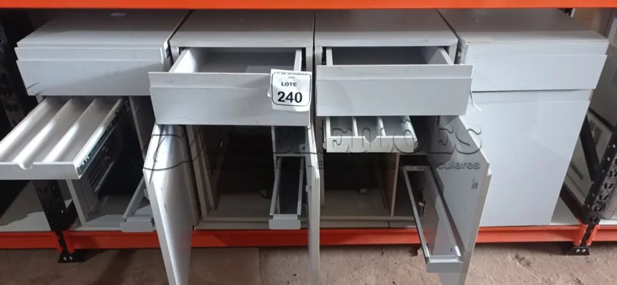 LOTE 240 - 04 ARMÁRIOS BAIXOS COM 01 GAVETA E 01 COMPARTIMENTO PARA CPU. (NO ESTADO) ATENÇÃO! FAZER A VISITAÇÃO ANTES DE ARREMATAR, NÃO SABEMOS SE FUNCIONA, LEILÃO NÃO TEM GARANTIA E NEM DEVOLUÇÃO, SUJEITO A POSSÍVEIS AVARIAS VISÍVEIS/OCULTAS E/OU AUSÊNCIA DE COMPONENTES.