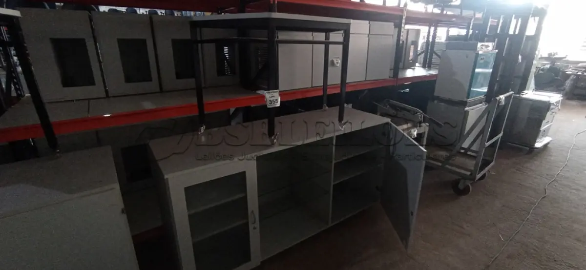 LOTE 355 - 01 ARMÁRIO EM MADEIRA 02 PORTAS E 01 COMPARTIMENTO COM 02 PRATELEIRAS DE 0,95X1,87X0,62CM E 01 MESA TRAPEZOIDAL. (NO ESTADO) ATENÇÃO! FAZER A VISITAÇÃO ANTES DE ARREMATAR, NÃO SABEMOS SE FUNCIONA, LEILÃO NÃO TEM GARANTIA E NEM DEVOLUÇÃO, SUJEITO A POSSÍVEIS AVARIAS VISÍVEIS/OCULTAS E/OU AUSÊNCIA DE COMPONENTES.