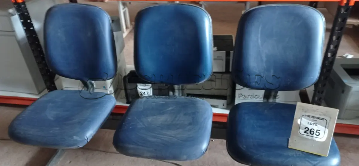 LOTE 265 - 01 CADEIRA TIPO LONGARINA DE 03 LUGARES. (NO ESTADO) ATENÇÃO! FAZER A VISITAÇÃO ANTES DE ARREMATAR, NÃO SABEMOS SE FUNCIONA, LEILÃO NÃO TEM GARANTIA E NEM DEVOLUÇÃO, SUJEITO A POSSÍVEIS AVARIAS VISÍVEIS/OCULTAS E/OU AUSÊNCIA DE COMPONENTES.
