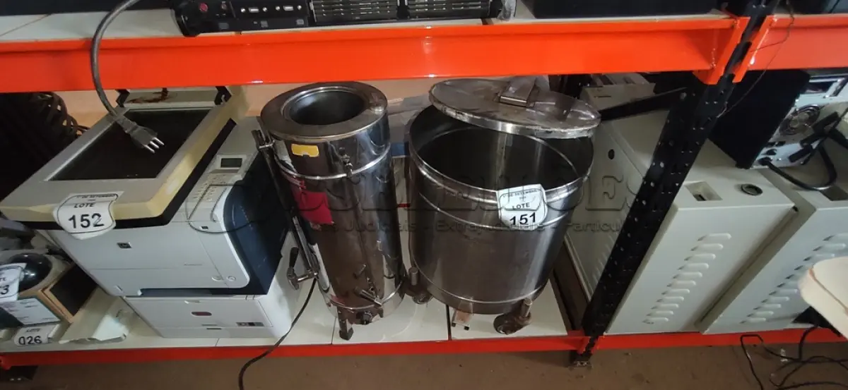 LOTE 151 - 01 LIXEIRA EM INOX COM RODINHAS E 01 CAFETEIRA INDUSTRIAL EM INOX. (NO ESTADO) ATENÇÃO! FAZER A VISITAÇÃO ANTES DE ARREMATAR, NÃO SABEMOS SE FUNCIONA, LEILÃO NÃO TEM GARANTIA E NEM DEVOLUÇÃO, SUJEITO A POSSÍVEIS AVARIAS VISÍVEIS/OCULTAS E/OU AUSÊNCIA DE COMPONENTES.
