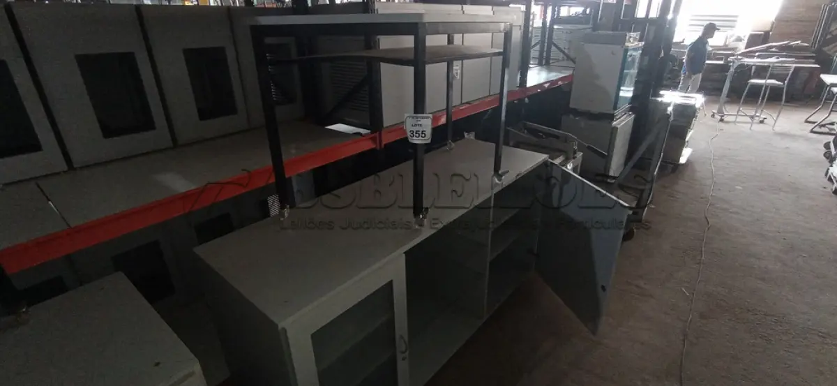 LOTE 355 - 01 ARMÁRIO EM MADEIRA 02 PORTAS E 01 COMPARTIMENTO COM 02 PRATELEIRAS DE 0,95X1,87X0,62CM E 01 MESA TRAPEZOIDAL. (NO ESTADO) ATENÇÃO! FAZER A VISITAÇÃO ANTES DE ARREMATAR, NÃO SABEMOS SE FUNCIONA, LEILÃO NÃO TEM GARANTIA E NEM DEVOLUÇÃO, SUJEITO A POSSÍVEIS AVARIAS VISÍVEIS/OCULTAS E/OU AUSÊNCIA DE COMPONENTES.