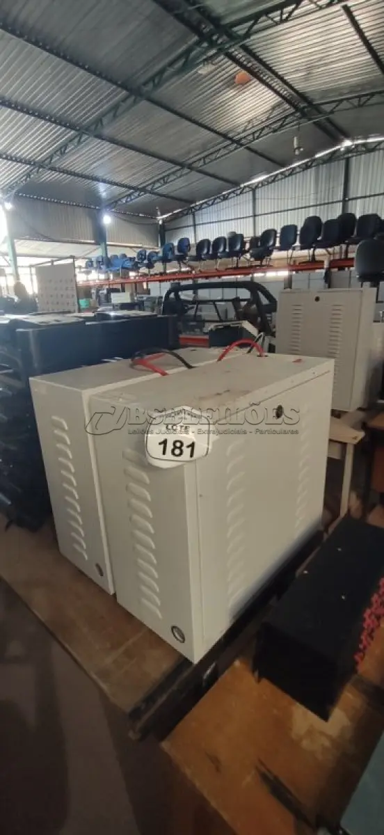 LOTE 181 - 02 BANCOS DE BATERIAS VAZIOS. (NO ESTADO) ATENÇÃO! FAZER A VISITAÇÃO ANTES DE ARREMATAR, NÃO SABEMOS SE FUNCIONA, LEILÃO NÃO TEM GARANTIA E NEM DEVOLUÇÃO, SUJEITO A POSSÍVEIS AVARIAS VISÍVEIS/OCULTAS E/OU AUSÊNCIA DE COMPONENTES.