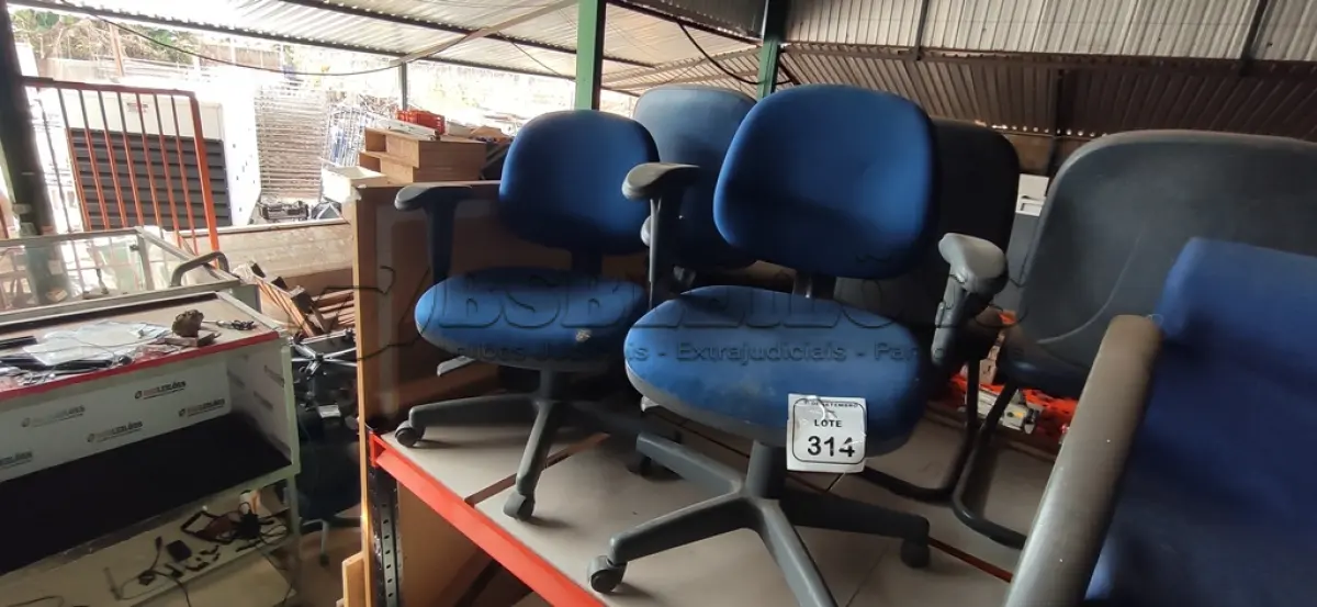 LOTE 314 - 02 CADEIRAS DE ESCRITÓRIO GIRATÓRIAS. (NO ESTADO) ATENÇÃO! FAZER A VISITAÇÃO ANTES DE ARREMATAR, NÃO SABEMOS SE FUNCIONA, LEILÃO NÃO TEM GARANTIA E NEM DEVOLUÇÃO, SUJEITO A POSSÍVEIS AVARIAS VISÍVEIS/OCULTAS E/OU AUSÊNCIA DE COMPONENTES.