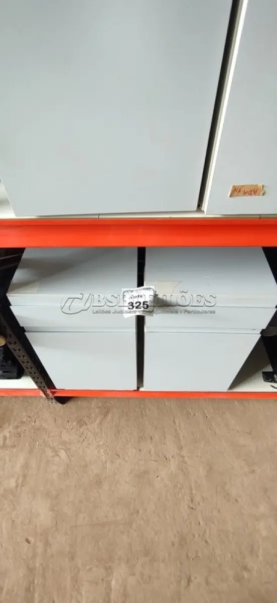 LOTE 325 - 02 ARMÁRIOS BAIXOS COM 01 GAVETA E 01 COMPARTIMENTO PARA CPU. (NO ESTADO) ATENÇÃO! FAZER A VISITAÇÃO ANTES DE ARREMATAR, NÃO SABEMOS SE FUNCIONA, LEILÃO NÃO TEM GARANTIA E NEM DEVOLUÇÃO, SUJEITO A POSSÍVEIS AVARIAS VISÍVEIS/OCULTAS E/OU AUSÊNCIA DE COMPONENTES.