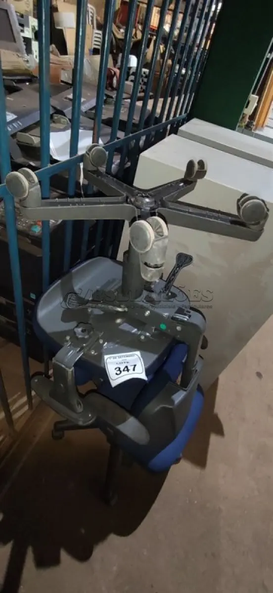 LOTE 347 - 02 CADEIRAS DE ESCRITÓRIO GIRATÓRIAS. (NO ESTADO) ATENÇÃO! FAZER A VISITAÇÃO ANTES DE ARREMATAR, NÃO SABEMOS SE FUNCIONA, LEILÃO NÃO TEM GARANTIA E NEM DEVOLUÇÃO, SUJEITO A POSSÍVEIS AVARIAS VISÍVEIS/OCULTAS E/OU AUSÊNCIA DE COMPONENTES.