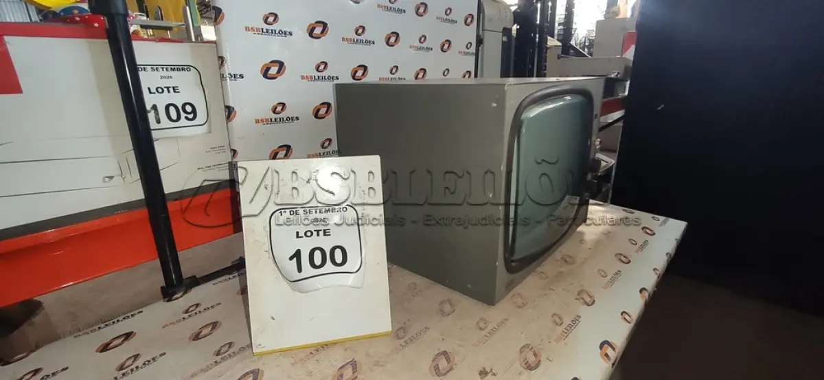 LOTE 100 - 01 TV DE TUBO MARCA KENTEC. (NO ESTADO) ATENÇÃO! FAZER A VISITAÇÃO ANTES DE ARREMATAR, NÃO SABEMOS SE FUNCIONA, LEILÃO NÃO TEM GARANTIA E NEM DEVOLUÇÃO, SUJEITO A POSSÍVEIS AVARIAS VISÍVEIS/OCULTAS E/OU AUSÊNCIA DE COMPONENTES.