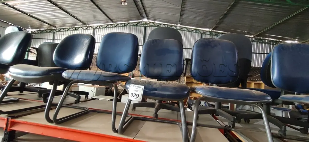 LOTE 329 - 04 CADEIRAS DE PÉS FIXOS. (NO ESTADO) ATENÇÃO! FAZER A VISITAÇÃO ANTES DE ARREMATAR, NÃO SABEMOS SE FUNCIONA, LEILÃO NÃO TEM GARANTIA E NEM DEVOLUÇÃO, SUJEITO A POSSÍVEIS AVARIAS VISÍVEIS/OCULTAS E/OU AUSÊNCIA DE COMPONENTES.