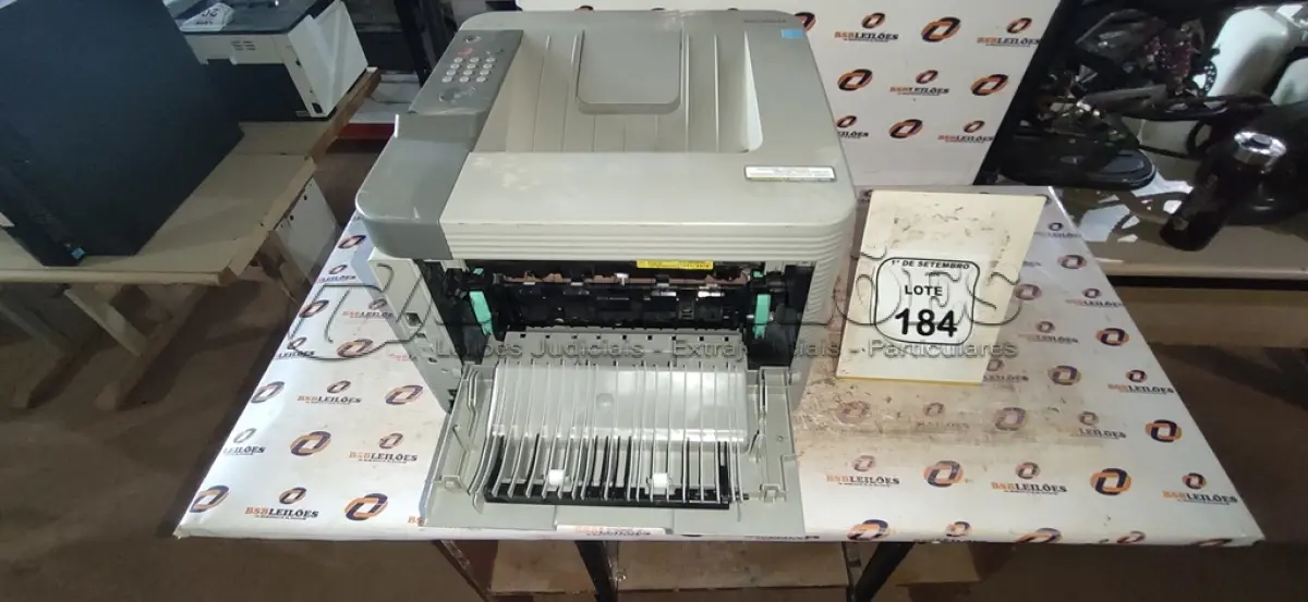 LOTE 184 - 01 IMPRESSORA MODELO ML-3750ND MARCA SAMSUNG. (NO ESTADO) ATENÇÃO! FAZER A VISITAÇÃO ANTES DE ARREMATAR, NÃO SABEMOS SE FUNCIONA, LEILÃO NÃO TEM GARANTIA E NEM DEVOLUÇÃO, SUJEITO A POSSÍVEIS AVARIAS VISÍVEIS/OCULTAS E/OU AUSÊNCIA DE COMPONENTES.
