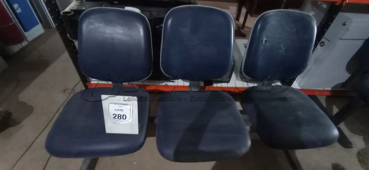 LOTE 280 - 01 CADEIRA TIPO LONGARINA DE 03 LUGARES. (NO ESTADO) ATENÇÃO! FAZER A VISITAÇÃO ANTES DE ARREMATAR, NÃO SABEMOS SE FUNCIONA, LEILÃO NÃO TEM GARANTIA E NEM DEVOLUÇÃO, SUJEITO A POSSÍVEIS AVARIAS VISÍVEIS/OCULTAS E/OU AUSÊNCIA DE COMPONENTES.