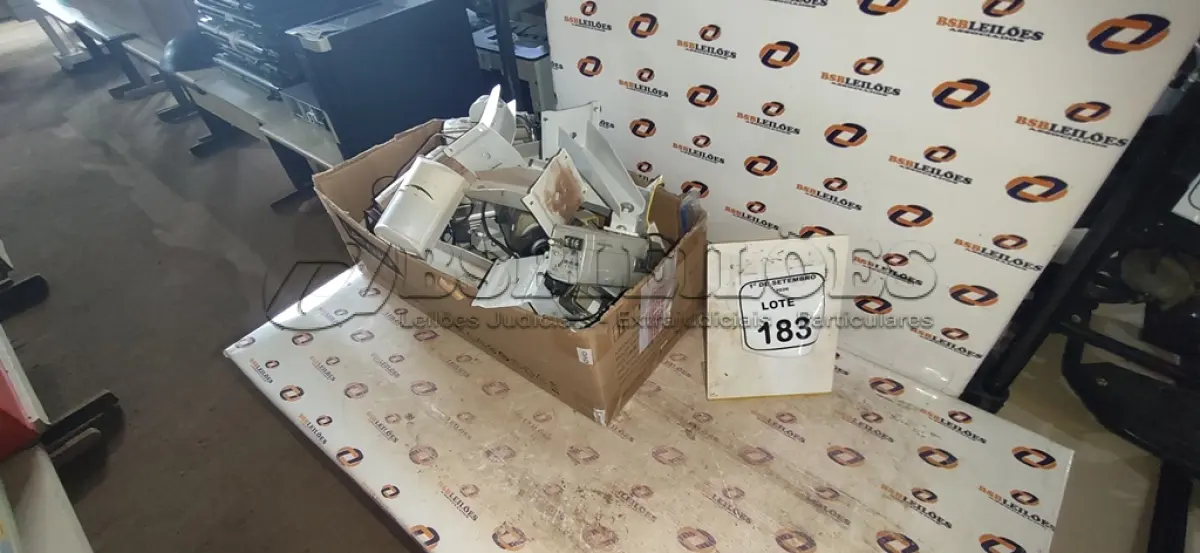 LOTE 183 - 01 LOTE COM VÁRIAS CÂMERAS DE SEGURANÇA DE MARCAS E MODELOS DIVERSOS. (NO ESTADO) ATENÇÃO! FAZER A VISITAÇÃO ANTES DE ARREMATAR, NÃO SABEMOS SE FUNCIONA, LEILÃO NÃO TEM GARANTIA E NEM DEVOLUÇÃO, SUJEITO A POSSÍVEIS AVARIAS VISÍVEIS/OCULTAS E/OU AUSÊNCIA DE COMPONENTES.