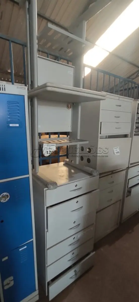 LOTE 170 - 01 GAVETEIRO EM MADEIRA COM 06 GAVETAS E 02 MESAS PEQUENAS COM ABERTURA CENTRAL NO TAMPO. (NO ESTADO) ATENÇÃO! FAZER A VISITAÇÃO ANTES DE ARREMATAR, NÃO SABEMOS SE FUNCIONA, LEILÃO NÃO TEM GARANTIA E NEM DEVOLUÇÃO, SUJEITO A POSSÍVEIS AVARIAS VISÍVEIS/OCULTAS E/OU AUSÊNCIA DE COMPONENTES.
