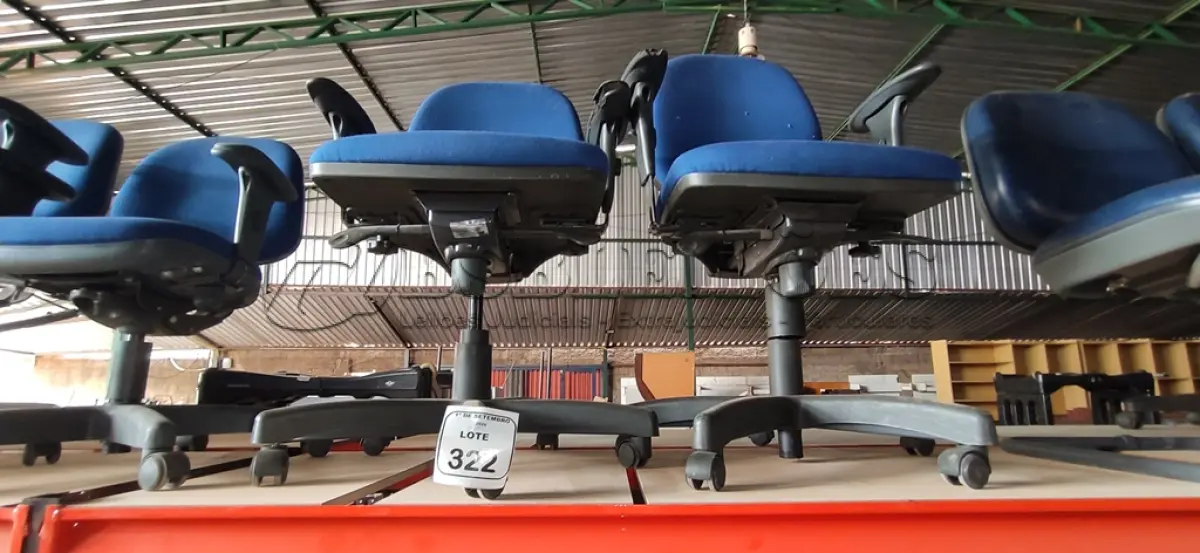 LOTE 322 - 02 CADEIRAS DE ESCRITÓRIO GIRATÓRIAS. (NO ESTADO) ATENÇÃO! FAZER A VISITAÇÃO ANTES DE ARREMATAR, NÃO SABEMOS SE FUNCIONA, LEILÃO NÃO TEM GARANTIA E NEM DEVOLUÇÃO, SUJEITO A POSSÍVEIS AVARIAS VISÍVEIS/OCULTAS E/OU AUSÊNCIA DE COMPONENTES.