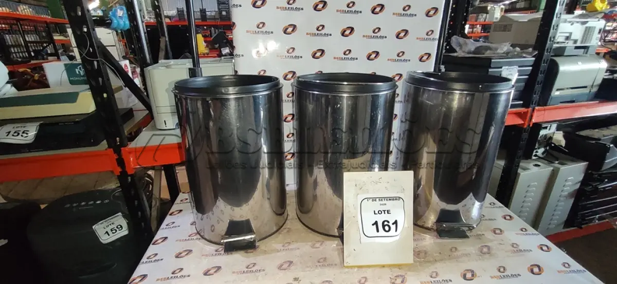 LOTE 161 - 03 LIXEIRAS EM INOX SEM TAMPA. (NO ESTADO) ATENÇÃO! FAZER A VISITAÇÃO ANTES DE ARREMATAR, NÃO SABEMOS SE FUNCIONA, LEILÃO NÃO TEM GARANTIA E NEM DEVOLUÇÃO, SUJEITO A POSSÍVEIS AVARIAS VISÍVEIS/OCULTAS E/OU AUSÊNCIA DE COMPONENTES.
